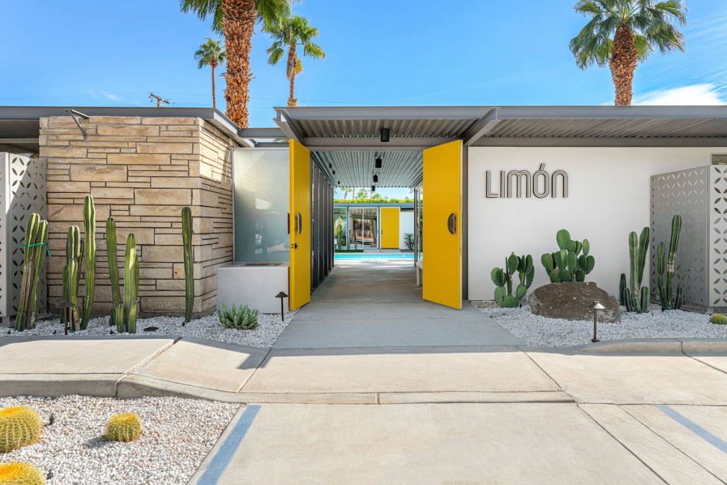 The front entrance to Limón Palm Springs